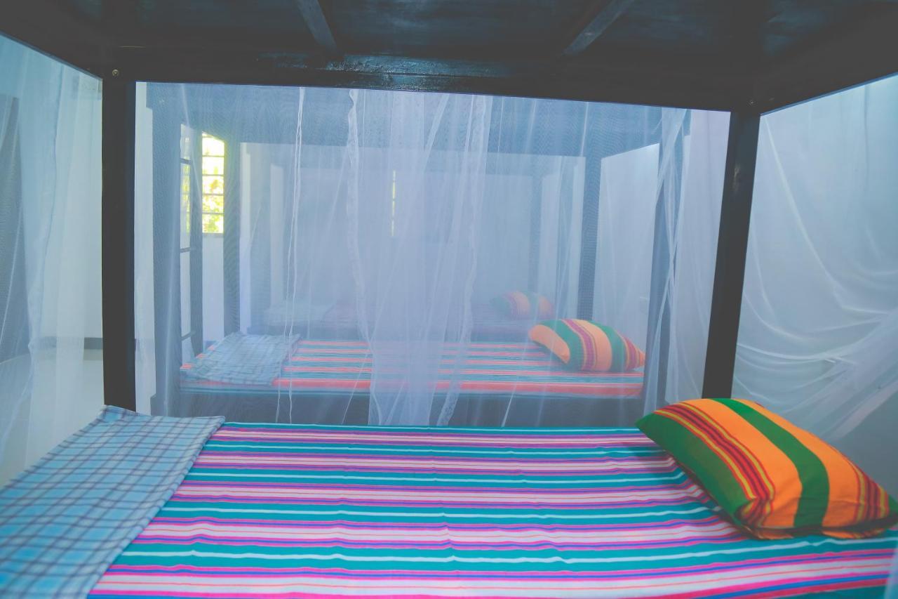 Hikka Surf Hostel Hikkaduwa Exteriör bild