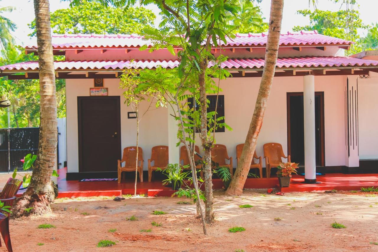 Hikka Surf Hostel Hikkaduwa Exteriör bild